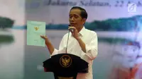 Presiden Joko Widodo atau Jokowi memberi sambutan saat membagian sertifikat tanah di Pasar Minggu, Jakarta, Jumat (22/2). Jokowi menyebut tahun 2017 pemerintah sudah menerbitkan 5 juta sertifikat. (Liputan6.com/Angga Yuniar)