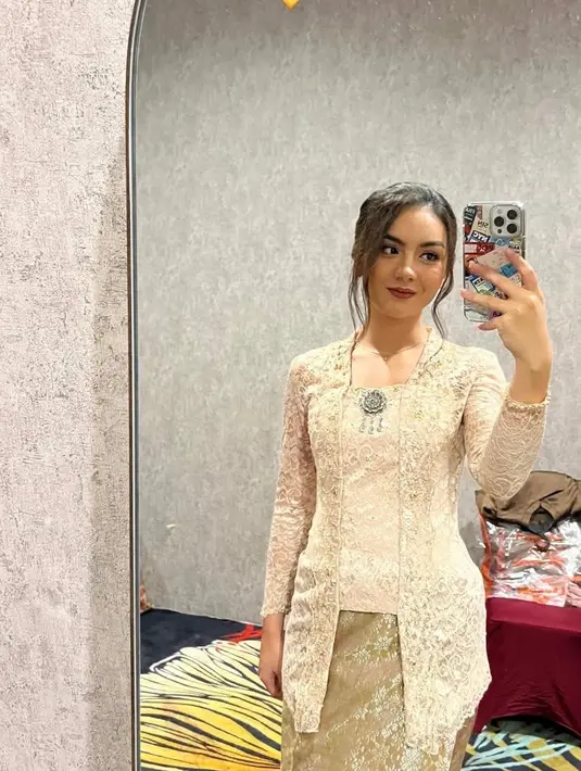 Ersya Aurelia memilih kebaya brokat model kutubaru yang sederhana namun tetap memancarkan aura elegan. Potongan klasik ini memberikan sentuhan tradisional yang tetap stylish. [@ersyaaurelia].
