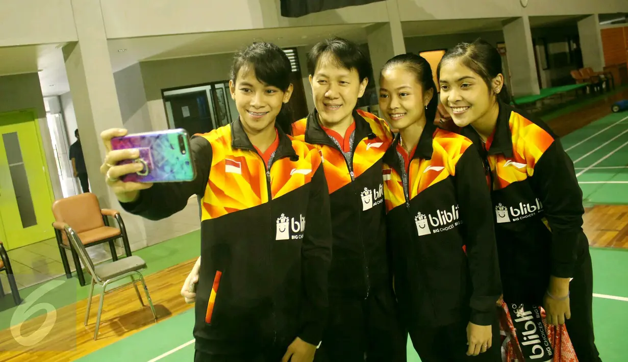 Sejumlah atlet bulu tangkis nasional putri berfoto bersama saat pelepasan tim Piala Sudirman 2017 di Cipayung, Jakarta, Sabtu (6/5). (Liputan6.com/Angga Yuniar)