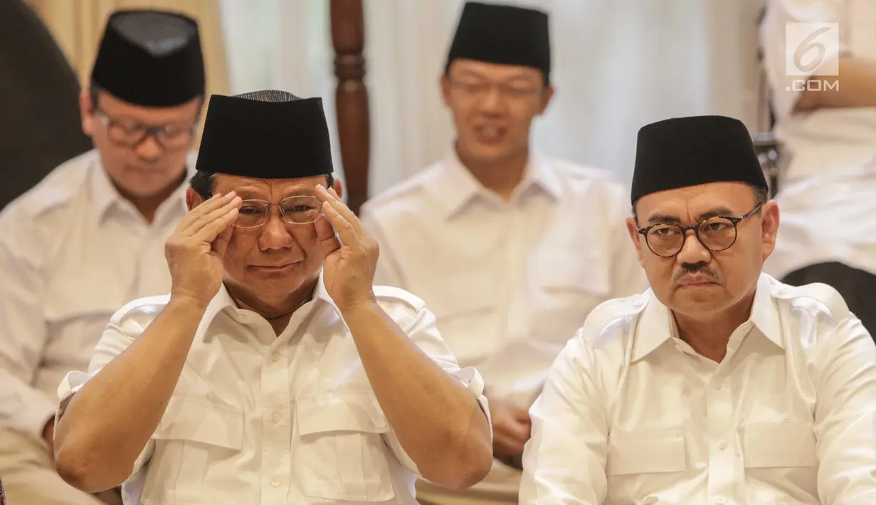 Ketua Umum Partai Gerindra Prabowo Subianto (kiri) didampingi Sudirman Said saat pengumuman calon Gubernur Jawa Tengah di Rumah Kertanegara, Jakarta, Rabu (13/12). (Liputan6.com/Faizal Fanani)