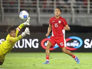 Pemain Timnas Indonesia, Miliano Jonathans (kanan) berusaha mencetak gol ke gawang Chinese Taipei dalam laga FIFA Matchday di Stadion Gelora Bung Tomo (GBT), Surabaya, Jumat (05/09/2025). (Bola.com/Abdul Aziz)