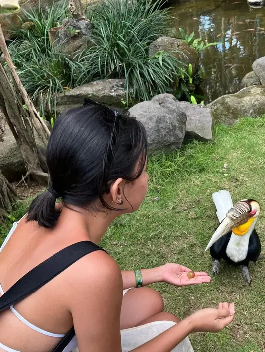 Shenina Cinamon juga sempat membagikan makanan untuk para hewan di sana.