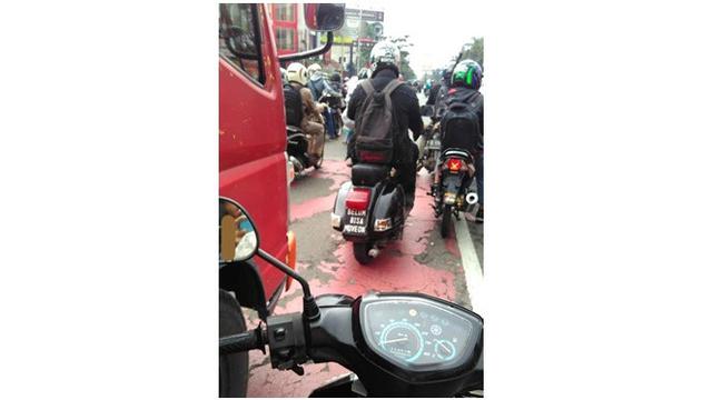 Tulisan Lucu di Plat Motor Ini Bikin Senyum-senyum