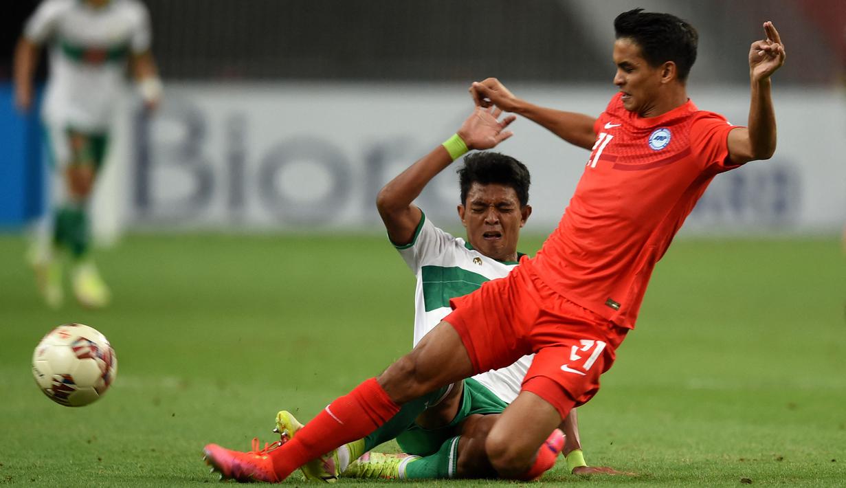 Dedik Setiawan. Striker milik Arema FC berusia 27 tahun ini tampil 45 menit sebelum digantikan Ezra Walian di awal babak kedua. Ia tampil nyaris tanpa peluang dan kehilangan kecepatan serta naluri mencetak golnya. Ia hanya mendapat nilai 6. (AFP/Roslan Rahman)