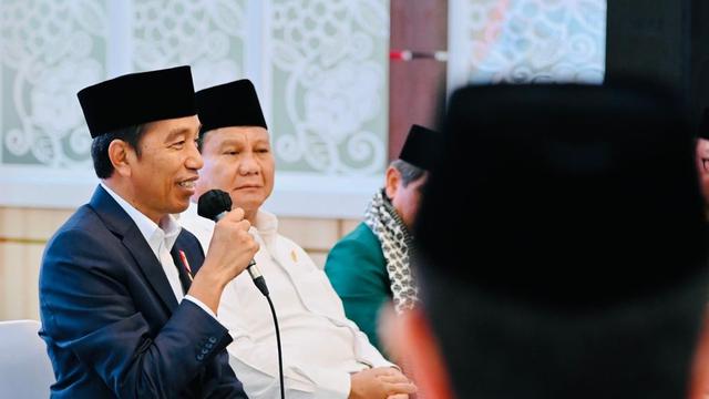 Menhan Prabowo Subianto mendampingi Presiden Joko Widodo atau Jokowi saat berdialog dengan sejumlah tokoh agama dan tokoh adat Kalimantan Selatan di Kabupaten Tabalong