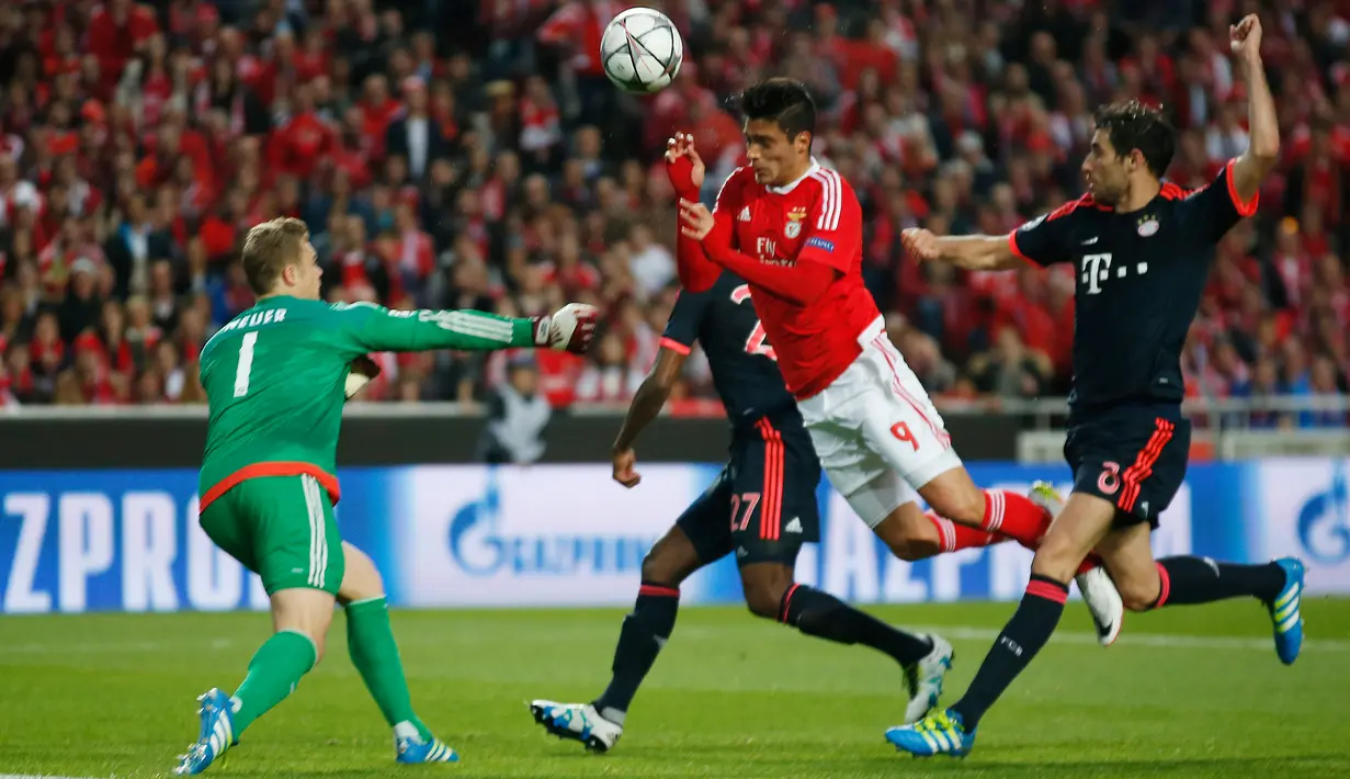 Penyerang Benfica, Raul Jimenez  (kedua kanan) berusaha menyundul bola kearah gawang kiper Muenchen, Manuel Nuer  di leg kedua Liga Champions di Stadion Da Luz, Lisboa, Portugal (14/4). (Reuters/Rafael Marchante)