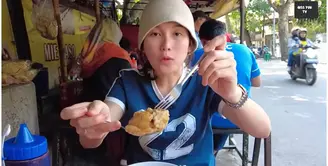 Penyanyi dangdut Ayu Ting Ting salah satu penggemar bakso. Begitu juga saat ke Bandung, Jawa Barat, perempuan seorang anak itu selalu mampir ke tempat bakso yang menjadi favoritnya. [Youtube/Qiss You TV]