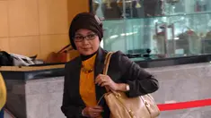 Sekjen DPR, Winantuningtyastiti, mendatangi gedung Komisi Pemberantasan Korupsi (KPK), Jakarta, Selasa (15/7/14). (Liputan6.com/Miftahul Hayat)