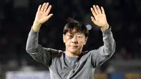 Ekspresi pelatih Timnas Indonesia U-23, Shin Tae Yong setelah melawan Chinese Taipei U-23 dalam pertandingan Grup K Kualifikasi Piala Asia U-23 2024 di Stadion Manahan, Solo, Sabtu (9/9/2023). (Bola.com/Arief Bagus)
