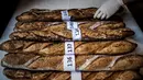 Sejumlah baguettes yang dilombakan di acara Grand Prierie Baguette Paris di Paris, Prancis, Senin (17/4). Roti ini menjadi simbol budaya di Prancis selain anggur wine dan keju. (AFP PHOTO / PHILIPPE LOPEZ)
