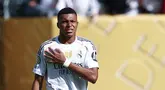 Pemain Real Madrid, Kylian Mbappe, tampak kecewa setelah ditaklukkan PSG pada laga semifinal Piala Dunia Antarklub 2025 di MetLife Stadium, Kamis (10/7/2025) dini hari WIB. (AFP/Franck Fife)