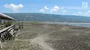Pemandangan saat kekeringan melanda Danau Limboto, Gorontalo, Sabtu (22/9). Danau terbesar di Gorontalo ini merupakan sumber penghidupan bagi masyarakat sekitar. (Liputan6.com/Arfandi Ibrahim)
