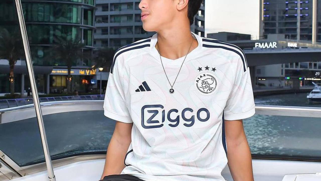 Tidak hanya itu, pesonanya semakin memikat saat tampil sporty dengan memakai jersey, menciptakan kesan maskulin yang menawan.