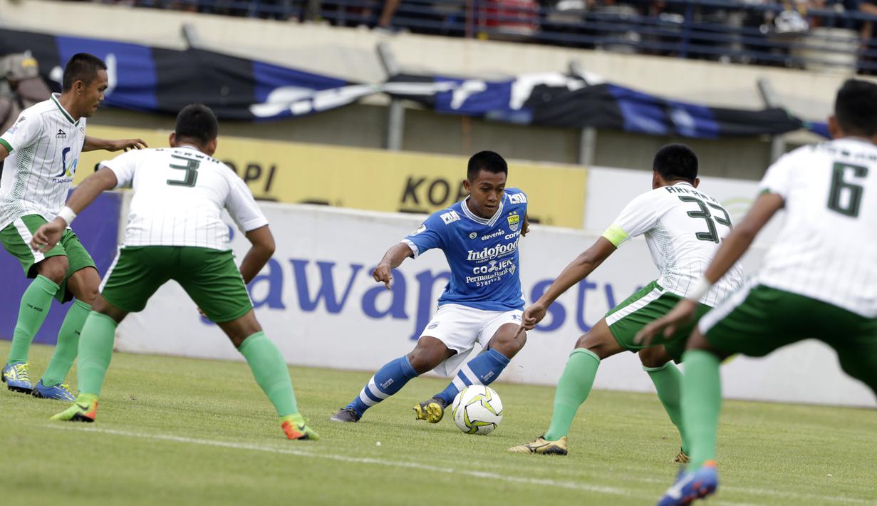Gelandang Persib Bandung, Febri Hariyadi, berusaha melewati pemain Persiwa Wamena pada laga Piala Indonesia di Stadion Si Jalak Harupat, Bandung, Senin (11/2). Persib menang 7-0 atas Persiwa. (Bola.com/M Iqbal Ichsan)