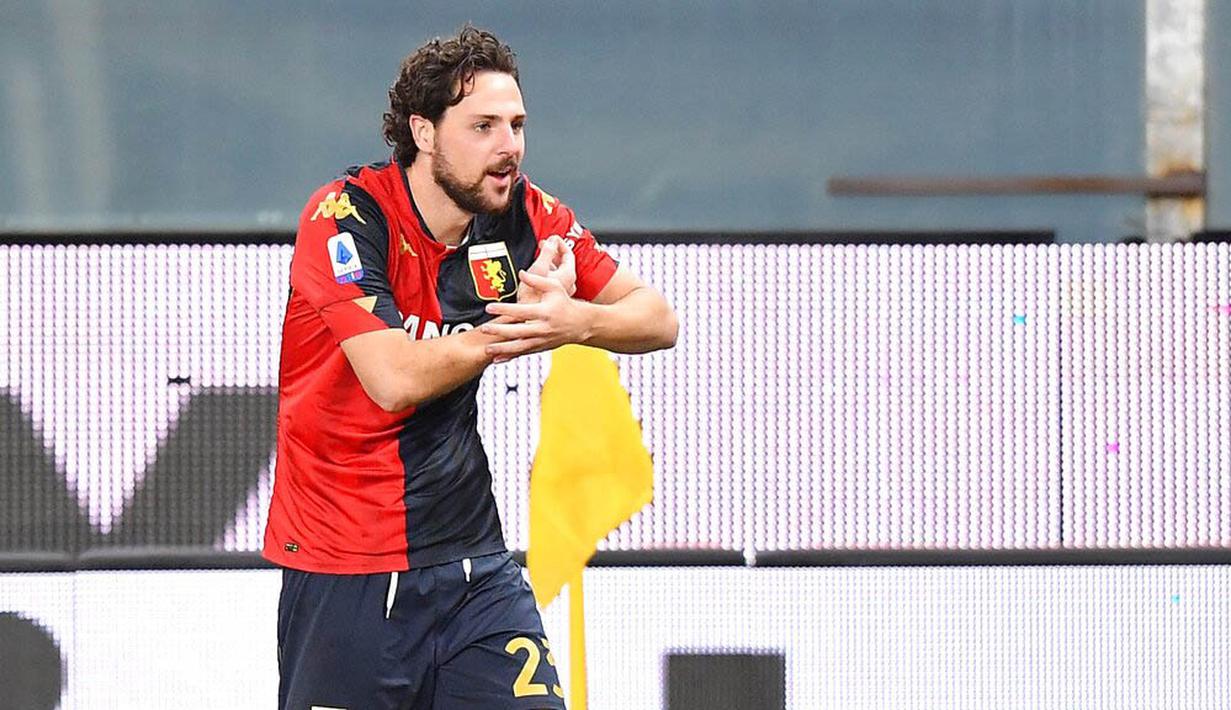 Pemain Genoa, Mattia Destro, melakukan selebrasi usai mencetak gol ke gawang AC Milan pada laga Liga Italia di Stadion Luigi Ferraris, Kamis (17/12/2020). Kedua tim bermain imbang 2-2. (Spada/LaPresse via AP)