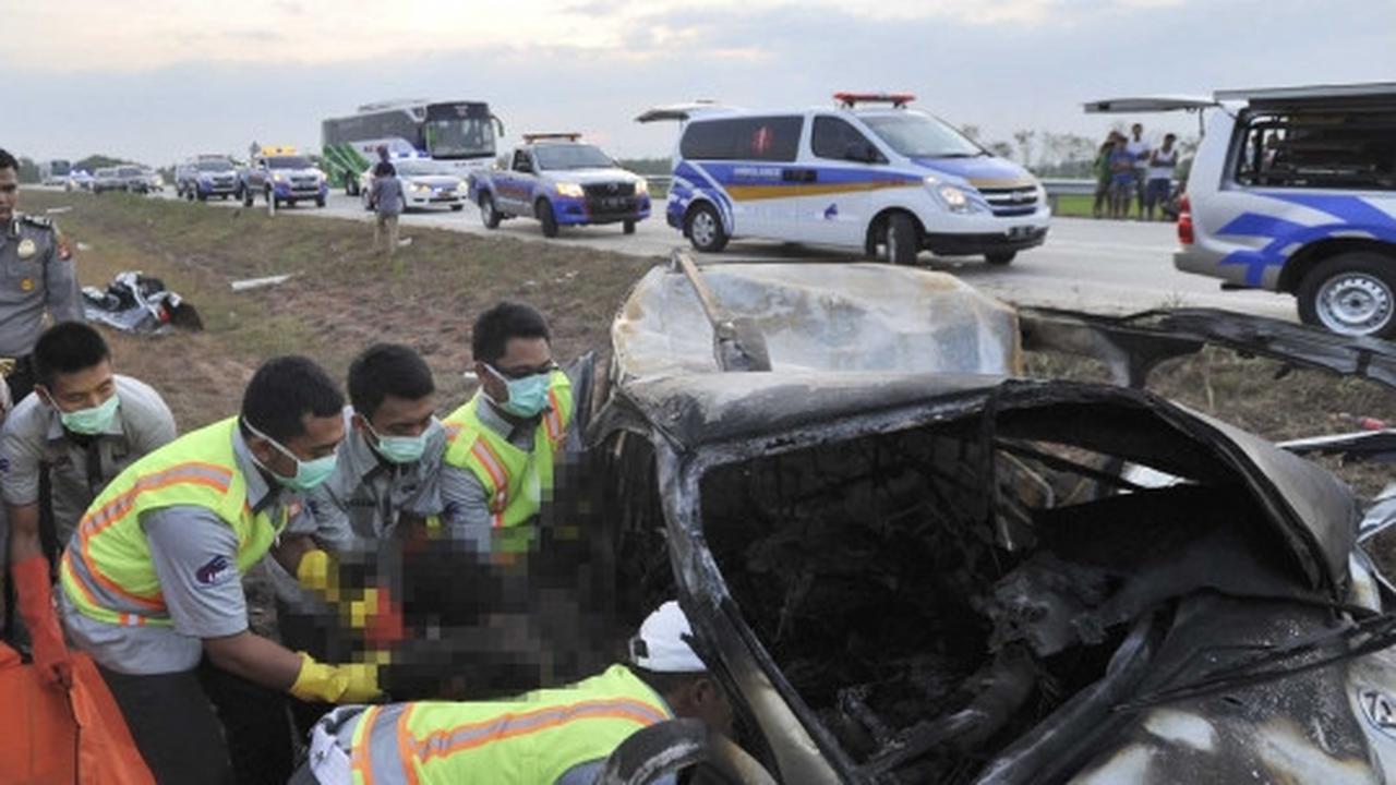 Evakuasi korban tewas kecelakaan maut di Tol Cipali