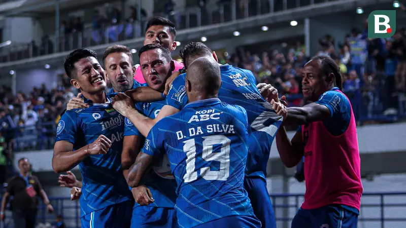 <p>Pemain Persib Bandung, Ezra Walian melakukan selebrasi bersama rekannya setelah mencetak gol penyeimbang 2-2 ke gawang Dewa United pada laga pekan ke-3 BRI Liga 1 2023/2024 di Stadion Gelora Bandung Lautan Api (GBLA), Bandung, Jumat (14/07/2023). (Bola.com/Bagaskara Lazuardi)</p>