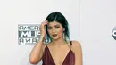Kylie tampak cantik dengan rambut hitam panjang yang alami pada acara penghargaan itu. (Bintang/EPA)
