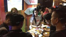 Suasana booth KMK Online yang dipenuhi peserta dalam rangkaian acara Emtek Goes To Campus di Graha Sabha Pramana, UGM, Yogyakarta, 2 November 2016. (Bola.com/Arief Bagus)