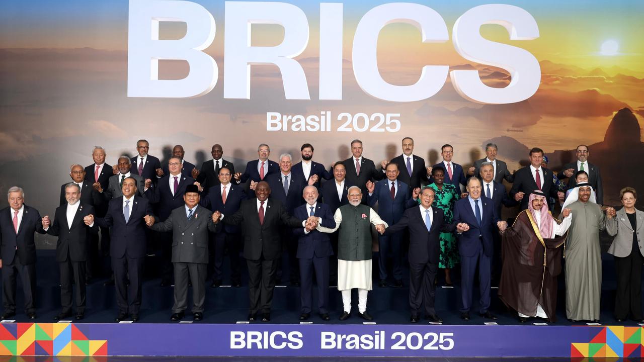 Gagahnya Prabowo di Barisan Depan Foto Bareng Pemimpin Dunia KTT BRICS 2025 Brasil, Jadi Sorotan Internasional