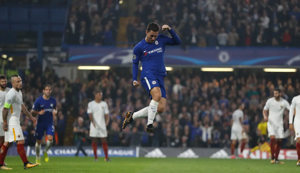 Pemain Chelsea, Eden Hazard melakukan selebrasi setelah mencetak gol ke gawang  AS Roma dalam laga penyisihan Grup C Liga Champions di Stamford Bridge, Rabu (18/10). Dua gol Hazard membawa Chelsea meraih hasil imbang 3-3. (AP/Kirsty Wigglesworth)