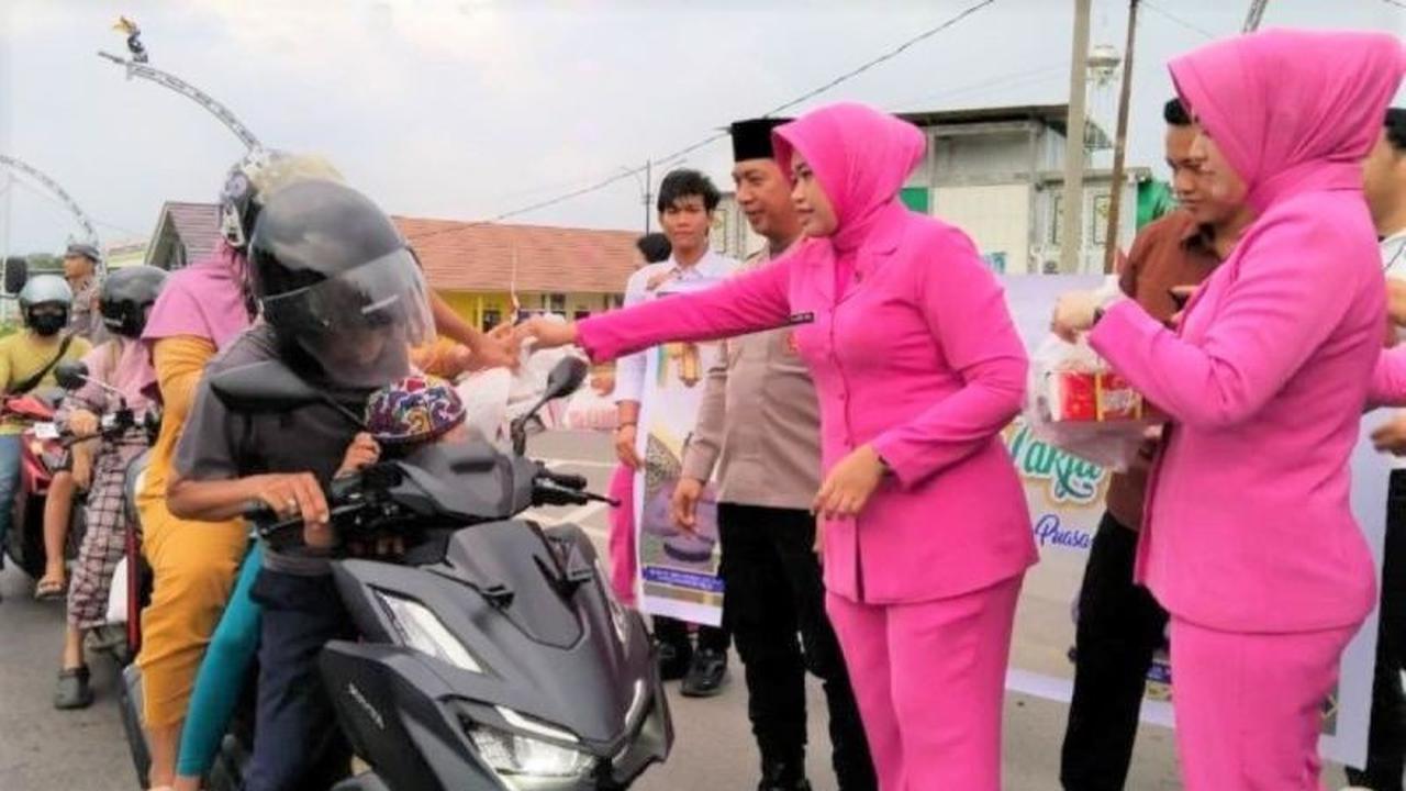 Polres Pulang Pisau Perkuat Kepedulian Sosial di Bulan Ramadhan Melalui Pembagian Takjil Gratis