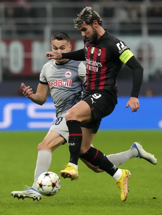 <p>Bek AC Milan, Theo Hernandez membawa bola dari kawalan pemain FC Salzburg, Amar Dedic dalam pertandingan lanjutan Grup E Liga Champions di stadion San Siro di Milan, Italia, Kamis (3/11/2022). Kemenangan ini mengantar AC Milan lolos ke 16 besar menemani Chelsea yang berada di peringkat pertama klasemen. (AP Photo/Luca Bruno)</p>