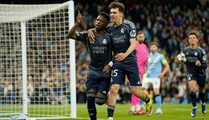 Vinicius Junior dari Real Madrid merayakan gol pembuka dari titik penalti bersama Thiago Pitarch, di sebelah kanan, selama pertandingan leg kedua babak 16 besar Liga Champions antara Manchester City dan Real Madrid di Manchester, Rabu, 18 Maret 2026. (AP Photo/Dave Thompson)