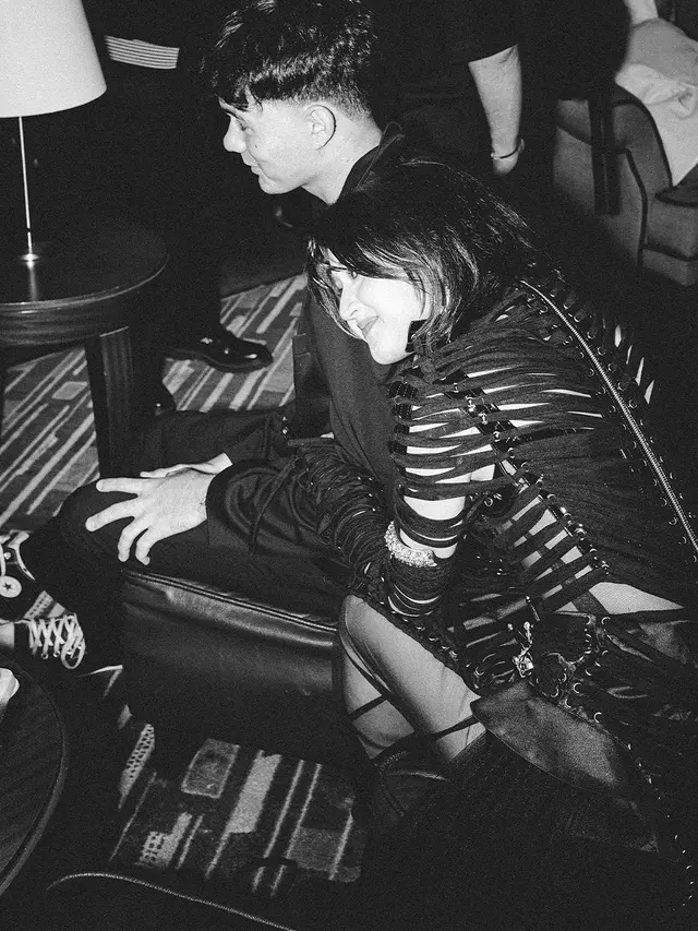 Nyoman Paul Setia Menemani, Gaya Gothic Glam ala Keisya Levronka di Gala Premiere Film Pamali: Tumbal