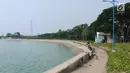 Seorang pria memancing di Waduk Cincin, Jakarta, Selasa (8/1). Pemerintah Kota Administratif Jakarta Utara berencana menata kawasan Hutan Kota Waduk Cincin yang berlokasi di kawasan Sunter, Jakarta Utara. (Liputan6.com/Herman Zakharia)