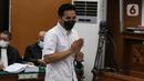 Terdakwa Richard Eliezer Pudihang Lumiu bersiap menjalani sidang lanjutan dalam kasus pembunuhan Brigadir Yosua Hutabarat di Pengadilan Negeri Jakarta Selatan, Rabu (18/1/2023).  Richard Eliezer didakwa bersama tiga orang lain, yakni Ferdy Sambo, Ricky Rizal, dan Kuat Ma’ruf dengan Pasal 340 KUHP jo Pasal 55 ayat (1) ke-1 KUHP subsider Pasal 338 KUHP jo Pasal 55 ayat (1) ke-1 KUHP. (Liputan6.com/Johan Tallo)