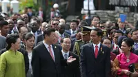 Presiden Jokowi bersama sejumlah kepala negara mengikuti 'Historical Walk' dalam rangkaian Peringatan ke-60 tahun KAA, di Jalan Asia Afrika, Bandung (Liputan6.com/Herman Zakharia)