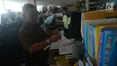 Seorang pegawai merapikan dokumen saat mulai masuk kerja usai libur Lebaran di Balai Kota DKI Jakarta, Rabu (21/6). Usai halalbihalal, pegawai Pemprov DKI mulai berkerja normal. (Merdeka.com/Imam Buhori)