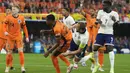 Striker Timnas Inggris, Harry Kane dilanggar bek Timnas Belanda, Denzel Dumfries di dalam kota penalti pada laga semifinal Euro 2024 di Westfalenstadion, Dortmund, Jerman, Kamis (10/7/2024). (AP Photo/Frank Augstein)