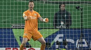 Kiper asal Belanda Bayer Leverkusen #01, Mark Flekken, bereaksi selama pertandingan semifinal Piala Jerman (DFB-Pokal) antara Bayer 04 Leverkusen dan FC Bayern Munich di Leverkusen, Jerman barat pada 22 April 2026. (INA FASSBENDER/AFP)