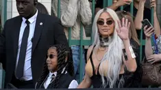 Sosialita AS Kim Kardashian dan putrinya North West tiba untuk menghadiri acara koleksi Jean-Paul Gaultier saat Paris Fashion Week Fall/Winter 2023 di Paris, Prancis, 6 Juli 2022. Kehadiran duo ibu dan anak ini di ajang Paris Fashion Week Fall/Winter 2023 menuai perbincangan karena penampilan keduanya yang nyentrik. (AFP)