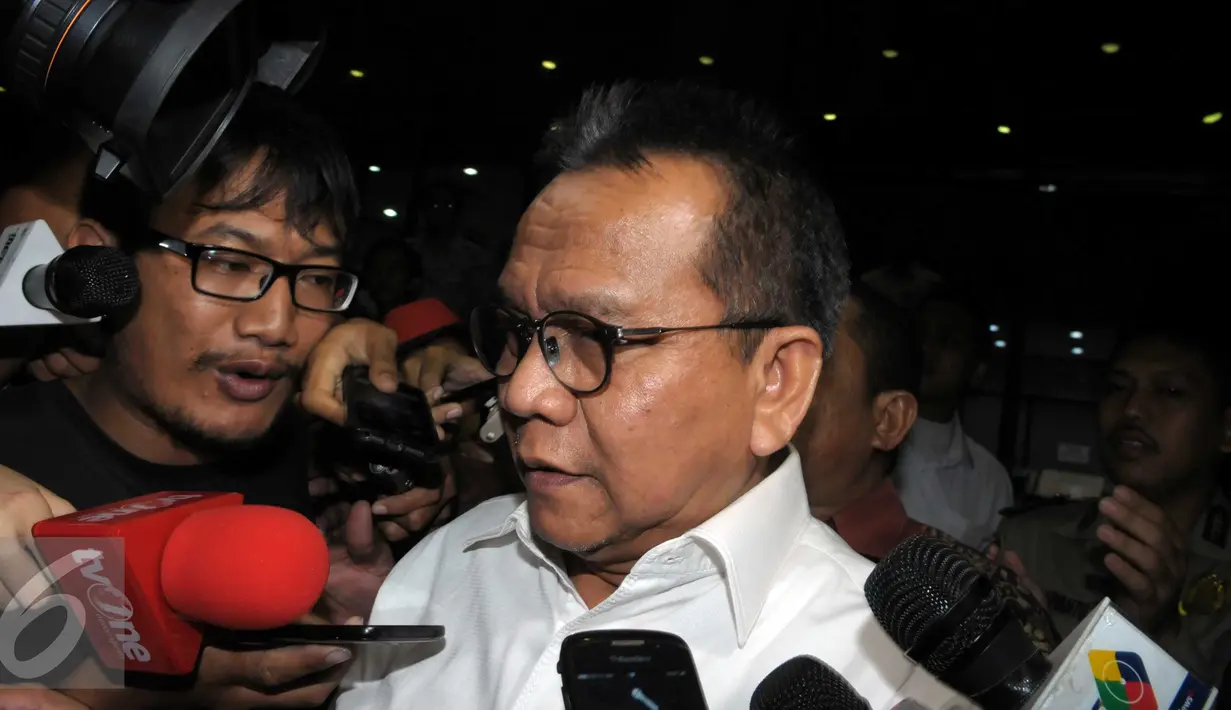 Wakil Ketua DPRD DKI Jakarta, Mohamad Taufik memberi keterangan usai diperiksa KPK, Jakarta, Senin (18/4/2016). Taufik diperiksa sebagai saksi untuk kasus dugaan korupsi pembahasan Raperda Reklamasi Teluk Jakarta. (Liputan6.com/Helmi Afandi)