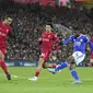 Penyerang Leicester City, Kelechi Iheanacho menembak bola saat bertanding melawan Liverpool pada pertandingan lanjutan Liga Inggris di stadion Anfield di Liverpool, Inggris, Jumat (11/2/2022). Liverpool menang atas Leicester City 2-0. (AP Photo/Jon Super)