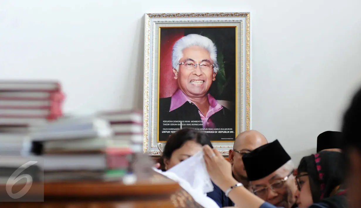 Suasana duka di kediaman Adnan Buyung Nasution di kawasan Lebak Bulus, Jakarta, Rabu (23/9/2015). Adnan meninggal pada pukul 10.14 WIB di RSPI. (Liputan6.com/Helmi Afandi)
