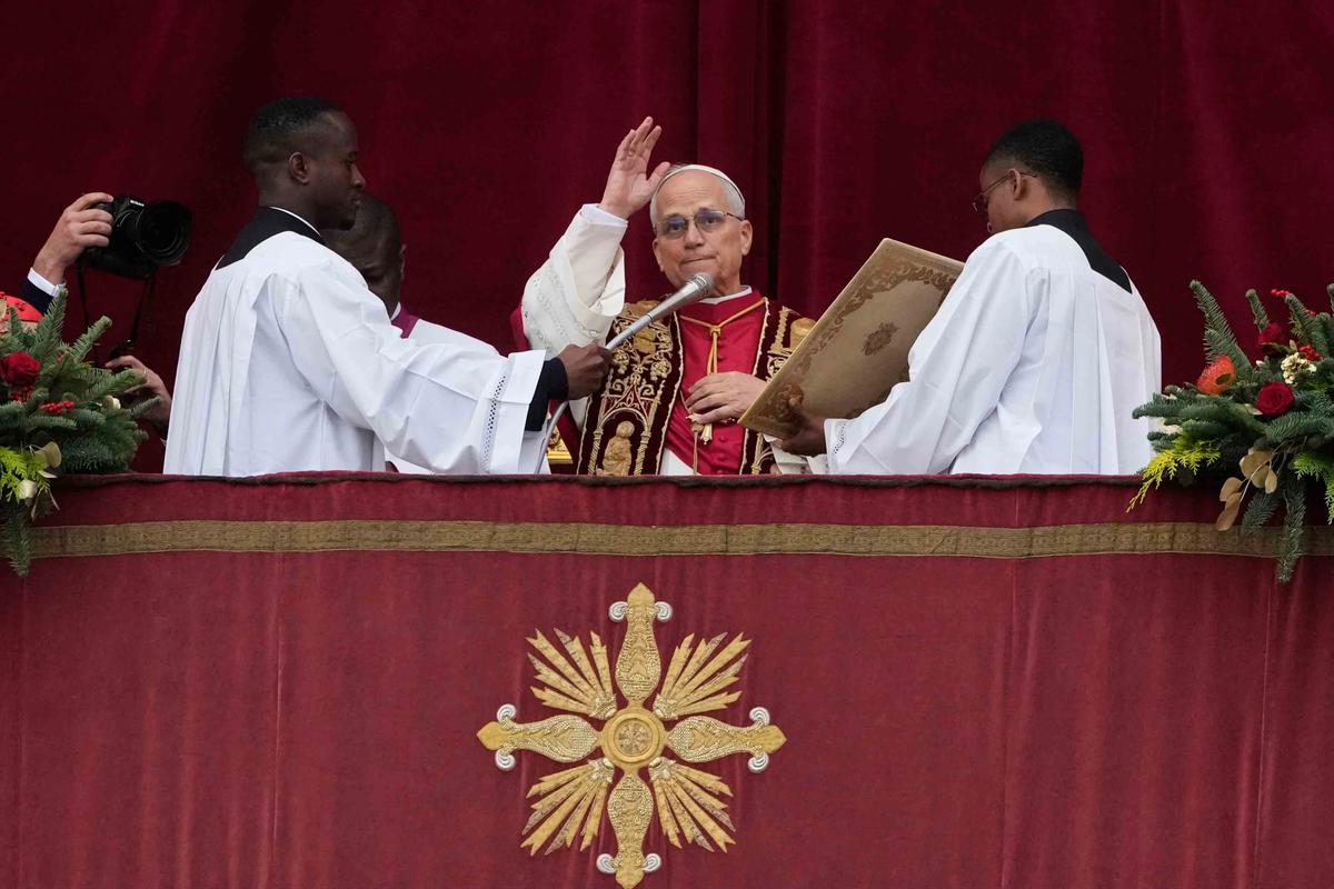 FOTO: Paus Leo XIV Sampaikan Pesan Damai Natal dan Serukan Perdamaian Dunia dari Vatikan