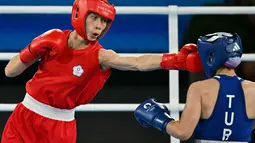 Lin Yu-ting  membekuk Esra Yildiz melalui keputusan mutlak dalam partai semifinal cabang olahraga (cabor) tinju nomor 57 kg putri. (MOHD RASFAN / AFP)