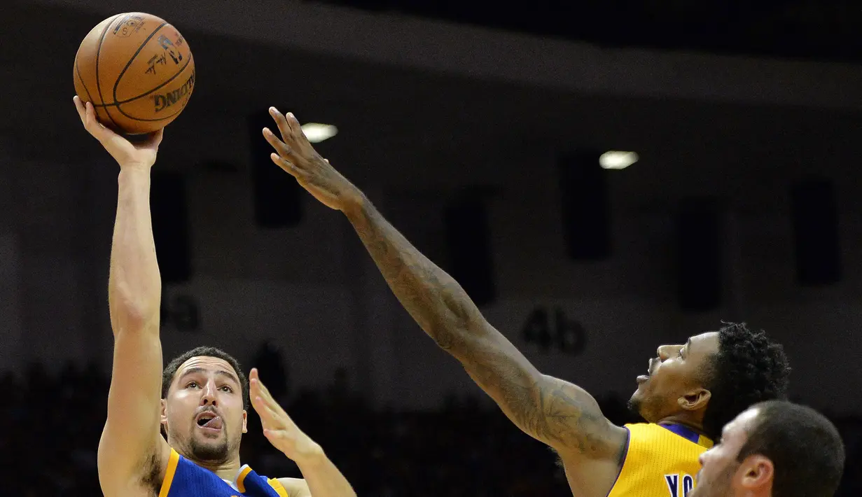 Klay Thompson (kiri) melakukan tembakan saat dihadang para pemain LA Lakers pada laga NBA preseason di Valley View Casino Center, San Dieg, Kamis (20/10/2016). (Reuters/Jake Roth-USA TODAY Sports)