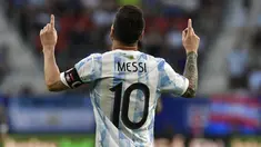 Penyerang Argentina, Lionel Messi berselebrasi usai mencetak gol ke gawang Estonia pada pertandingan persahabatan di stadion El Sadar di Pamplona, Spanyol utara, Senin (6/6/2022). Messi mencetak lima gol dan mengantar Argentina menang besar atas Estonia 5-0. (AP Photo/Alvaro Barrientos)