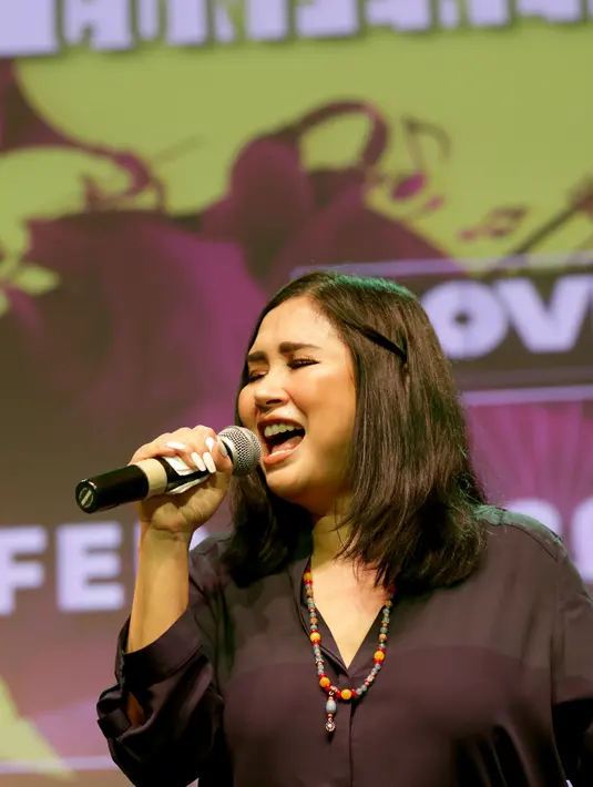 "Biar jadi imam buat saya dan anak-anak saya. Kedua bisa mengajak saya liburan setahun dua kali ke luar negeri keliling dunia, hahaha becanda. Mengerti profesi saya sebagai penyanyi sih,” ujar pelantun ‘Bahasa Kalbu’ ini. (Andy Masela/Bintang.com)