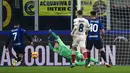 Alexis Sanchez berpeluang menambah gol untuk Inter Milan pada menit ke-41. Sayang, tembakannya dalam posisi satu lawan satu menghadapi Alessio Cragno masih dapat ditepis. (AFP/Miguel Medina)