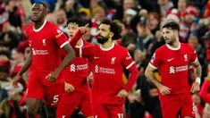 Pemain Liverpool Mohamed Salah (kedua kanan) melakukan selebrasi usai mencetak gol ke gawang Arsenal pada pertandingan sepak bola Liga Inggris di Stadion Anfield, Liverpool, Inggris, Sabtu (23/12/2023). (AP Photo/Jon Super)