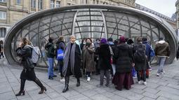 Komuter menunggu untuk masuk ke pusat kereta bawah tanah di stasiun Gare Saint Lazare di Paris, 18 Februari 2022. Pemogokan besar-besaran pekerja angkutan umum Paris yang menuntut kenaikan gaji melumpuhkan sebagian besar jaringan metro Paris dan jaringan kereta api kota. (AP Photo/Michel Euler)