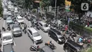 Sejumlah kendaraan mengantre masuk ke Pasar Pramuka, Jakarta, Senin (16/3/2020). Pasar Pramuka diserbu pembeli yang mencari masker guna mengantisipasi virus Corona Covid-19, membuat sebagian badan jalan dimanfaatkan sebagai parkiran sehingga menyebabkan kemacetan panjang. (merdeka.com/Iqbal Nugroho)