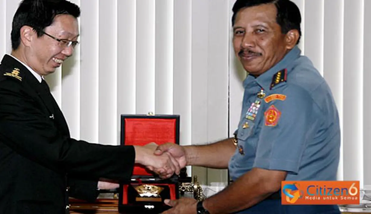 Panglima TNI Laksamana TNI Agus Suhartono, S.E, menerima cinderamata dari Kasal Singapura, RADM Chew Men Leong, di Mabes TNI Cilangkap, Jumat(18/3).