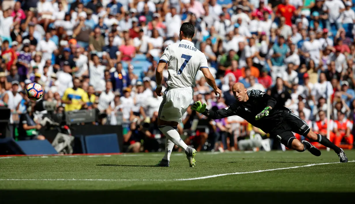 Bintang Real Madrid, Cristiano Ronaldo saat mencetak gol ke gawang Osasuna pada La Liga Spanyol di Stadion Santiago Bernabeu, Madrid, Spanyol,  (10/09/2016) malam  WIB. (REUTERS/Juan Medina)